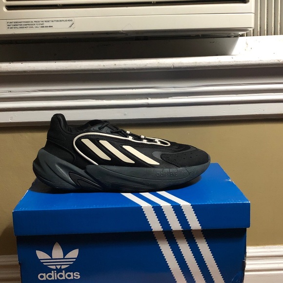 Adidas Men's Black and White Sneakers
